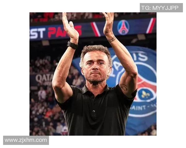 恩里克高处指挥训练6米平台上直接纠正球员表现